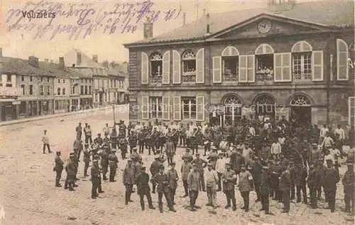 AK / Ansichtskarte VOUZIERS Aisne 08 Ardennes Rathaus Wartende Soldaten Feldpost