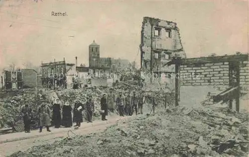 AK / Ansichtskarte RETHEL 08 Ardennes Einwohner vor zerstoertem Dorf in WK1