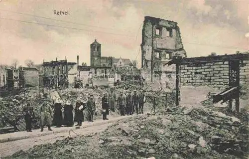 AK / Ansichtskarte RETHEL 08 Ardennes Einwohner vor zerstoertem Dorf in WK1