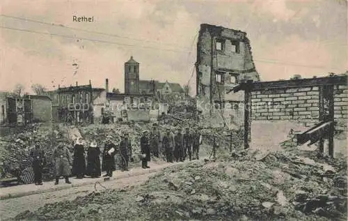 AK / Ansichtskarte RETHEL 08 Ardennes Einwohner vor zerstoertem Dorf in WK1