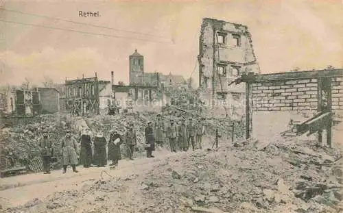 AK / Ansichtskarte RETHEL 08 Ardennes Einwohner vor zerstoertem Dorf in WK1