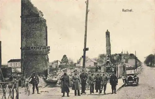 AK / Ansichtskarte RETHEL 08 Ardennes Soldaten vor zerstoertem Dorf in WK1