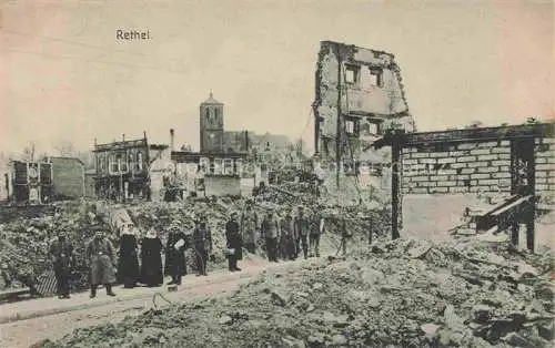 AK / Ansichtskarte RETHEL 08 Ardennes Einwohner vor zerstoertem Dorf in WK1