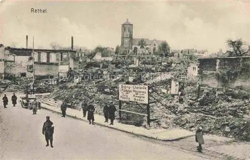 AK / Ansichtskarte RETHEL 08 Ardennes Einwohner vor zerstoertem Dorf in WK1