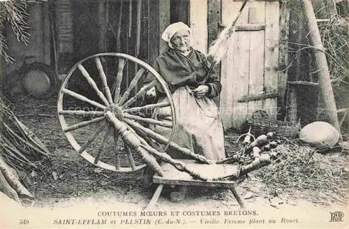 AK / Ansichtskarte Saint-Efflam Coutumes Moeurs et Costums Bretons vieille femme filant au Rouet