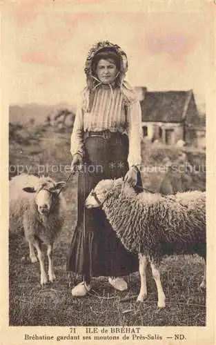 AK / Ansichtskarte Ile-de-Brehat Saint-Brieuc 22 Cotes-d Armor Bréhatine gardant ses moutons de Prés-Salés