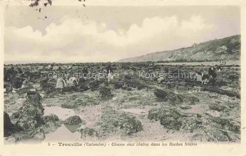 AK / Ansichtskarte TROUVILLE -SUR-MER 14 Calvados Chasse aux crabes dans les Roches Noires