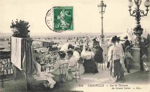 AK / Ansichtskarte TROUVILLE -SUR-MER 14 Calvados Sur la terrasse du Grand Salon