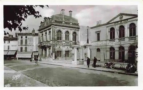 AK / Ansichtskarte Blaye 33 Gironde La Mairie et la Caisse d'Epargne