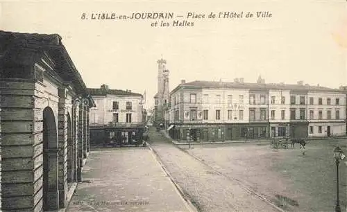 AK / Ansichtskarte L Isle-en-Jourdain L Isle Jourdain AUCH 32 Gers Place de l'Hotel de Ville et les Halles
