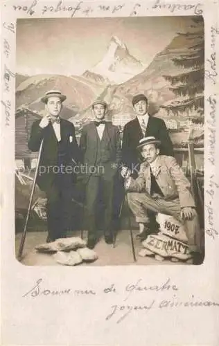 AK / Ansichtskarte ZERMATT VS Gruppenbild junge Maenner Mont Blanc