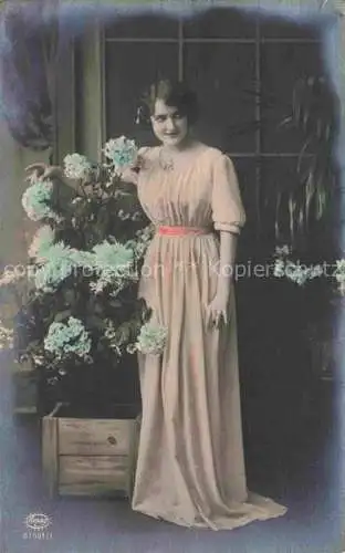 AK / Ansichtskarte Foto Amag Nr. 61681/1 Frauen Blumen 
