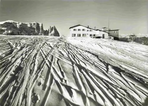 AK / Ansichtskarte Alpe di Siusi Seiseralm Trentino IT Seggiovia e Albergo
