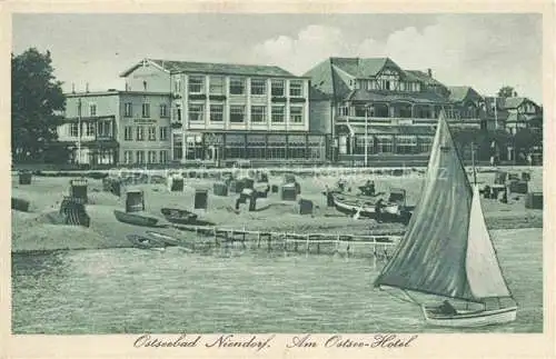 AK / Ansichtskarte NIENDORF  Ostseebad Timmendorferstrand Am Ostsee-Hotel Strand Segelboot
