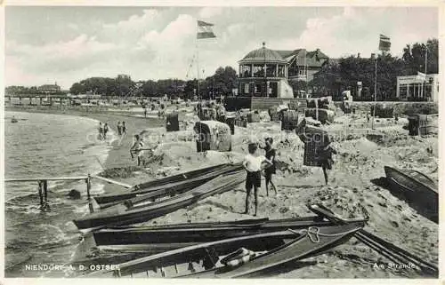 AK / Ansichtskarte NIENDORF  Ostseebad Timmendorferstrand Am Strande