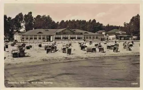 AK / Ansichtskarte GRoeMITZ Ostseebad Blick vom Seesteg zum Strand Kursaal
