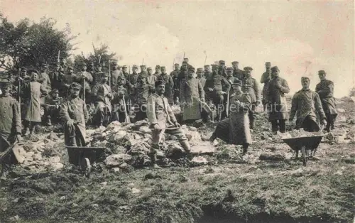 AK / Ansichtskarte Kriegsgefangene POW Militaria Soldaten Steinfuehren Wegebau 
