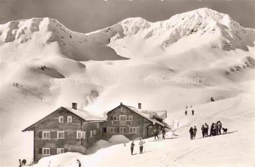 AK / Ansichtskarte Hirschegg Kleinwalsertal Vorarlberg AT Schoenstes Skigebiet des Kleinwalsertals Schwarzwasserhuette Skipiste