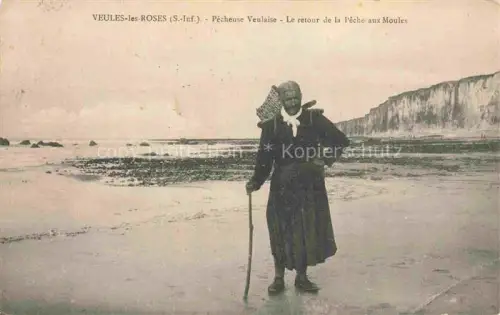 AK / Ansichtskarte Veules-les-Roses Dieppe 76 Seine-Maritime Pecheuse Veulaise Le retour de la Peche aux Moules