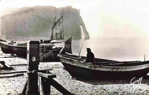 AK / Ansichtskarte ETRETAT LE HAVRE 76 Seine-Maritime Barques de Pecheurs et Falaise d'Aval