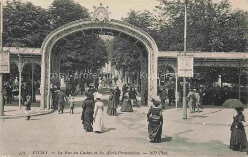 AK / Ansichtskarte VICHY 03 Allier La Rue du Casino et le Abris Promenades