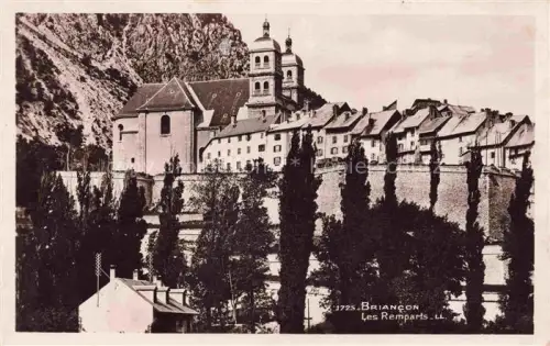 AK / Ansichtskarte Briancon 05 Hautes-Alpes Les remparts Eglise