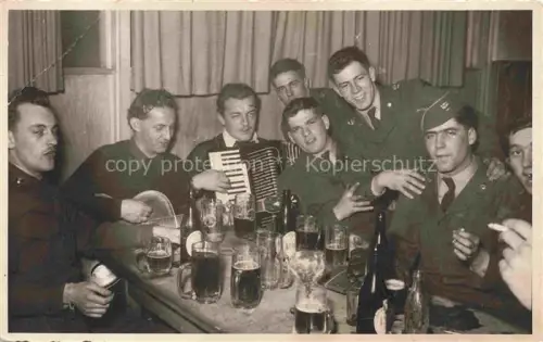 AK / Ansichtskarte Akkordeon Handharmonika Accordion Accordeon Bier Militaria Gruppenfoto 