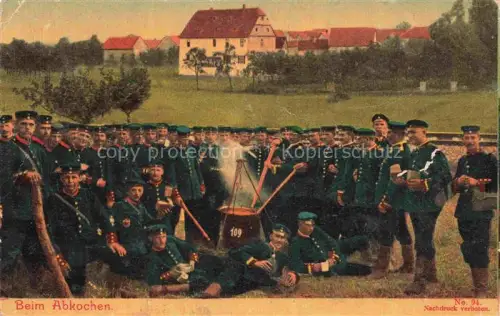 AK / Ansichtskarte Militaria Feldkueche Field Kitchen Cuisne Mobile Cucina da Campo Beim Abkochen Gruppenfoto