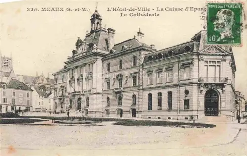AK / Ansichtskarte MEAUX 77 Seine-et-Marne Hotel de Ville La Caisse d'Epargne La Cathedrale