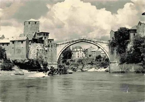 AK / Ansichtskarte Mostar Moctap Bosnia and Herzegovina Stari most Bruecke ueber die Neretva Wahrzeichen der Stadt