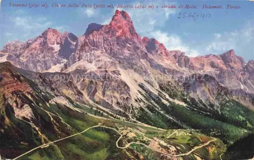 AK / Ansichtskarte Passo Rolle Trentino Dolomiti IT Panorama Dolomiten Vezzana Cimon della Pala Rosetta e strada di Rolle