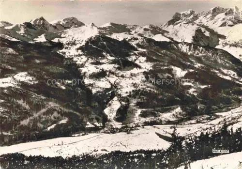 AK / Ansichtskarte Serre-Chevalier 2483m Briancon 05 Hautes-Alpes Vue panoramique de la station à droite le Pelvoux Alpes