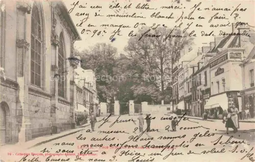 AK / Ansichtskarte Laigle L Aigle Mortagne-au-Perche 61 Orne Place St. Martin et l'entrée du vieux château