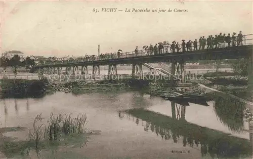 AK / Ansichtskarte VICHY 03 Allier La Passerelle un jour de courses