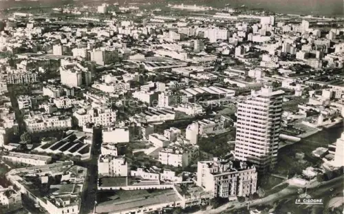 AK / Ansichtskarte CASABLANCA Maroc Quartier et immeuble Liberté vue aérienne