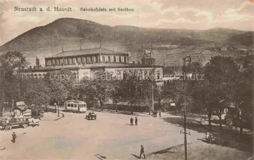 AK / Ansichtskarte Neustadt Haardt Weinstrasse Bahnhofplatz mit Saalbau