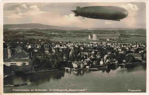 AK / Ansichtskarte FRIEDRICHSHAFEN Bodensee Zeppelin ueber dem Bodensee im Hintergrund Zeppelinwerft