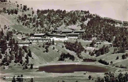 AK / Ansichtskarte Luttensee 1010m MITTENWALD Bayern Panorama Blick gegen die Kaserne