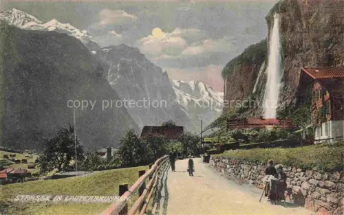 AK / Ansichtskarte Lauterbrunnen BE Strasse mit Wasserfall