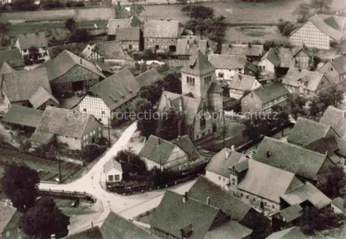 AK / Ansichtskarte Wangelnstedt Holzminden Niedersachsen Ortszentrum mit Kirche