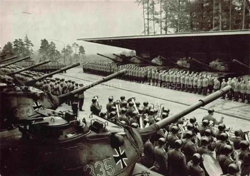 AK / Ansichtskarte Militaria Panzer Tank Char d Assaut Standort Parade 