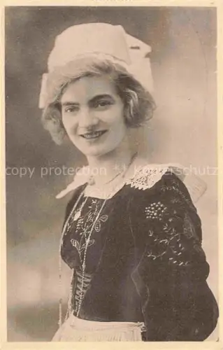 AK / Ansichtskarte Fouesnant QUIMPER 29 Finistere Une gracieuse Fouesnantaise