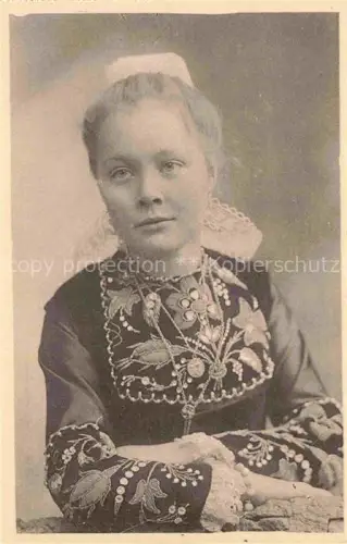 AK / Ansichtskarte QUIMPER 29 Finistere Jeune Fille de Quimper