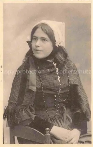 AK / Ansichtskarte Quessant Jeune Fille d'Ouessant Etude des Coiffes de Bretagne