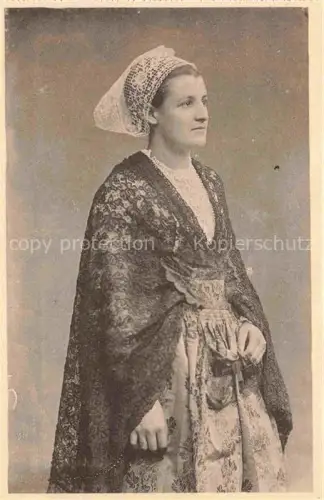 AK / Ansichtskarte Douarnenez 29 Finistere Femme et Audierne Coiffe a cornette des Fetes