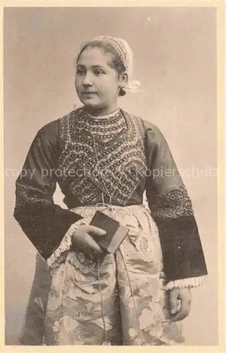 AK / Ansichtskarte Ploare Douarnenez QUIMPER 29 Finistere Jeune Fille de Ploare Etude des Coiffes de Bretagne