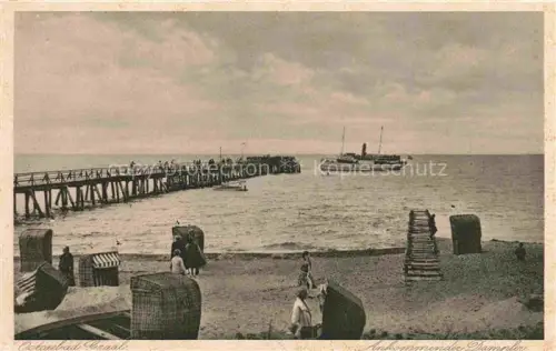 AK / Ansichtskarte Graal-Mueritz Ostseebad Seebruecke Ankommender Dampfer