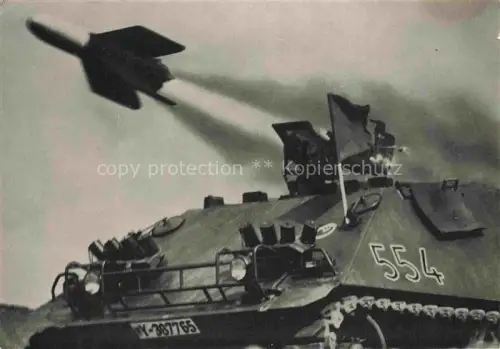 AK / Ansichtskarte Militaria Panzer Tank Char d Assaut Abschuss einer ss 11 Rakete vom HS 30