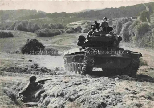 AK / Ansichtskarte Militaria Panzer Tank Char d Assaut Bundeswehr im Manoever 
