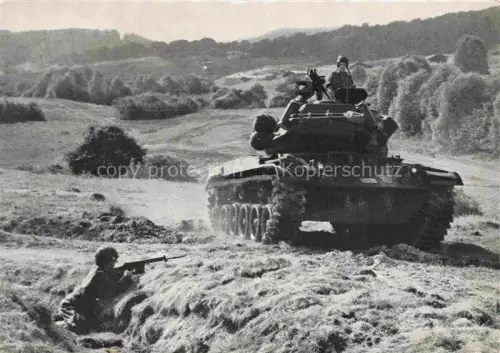 AK / Ansichtskarte Militaria Panzer Tank Char d Assaut Bundeswehr im Manoever 